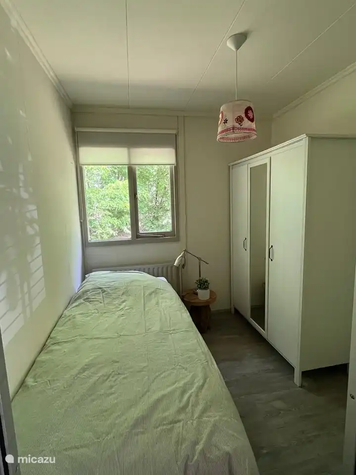 tweede slaapkamer met grote kledingkast, grenzend aan de bosrand