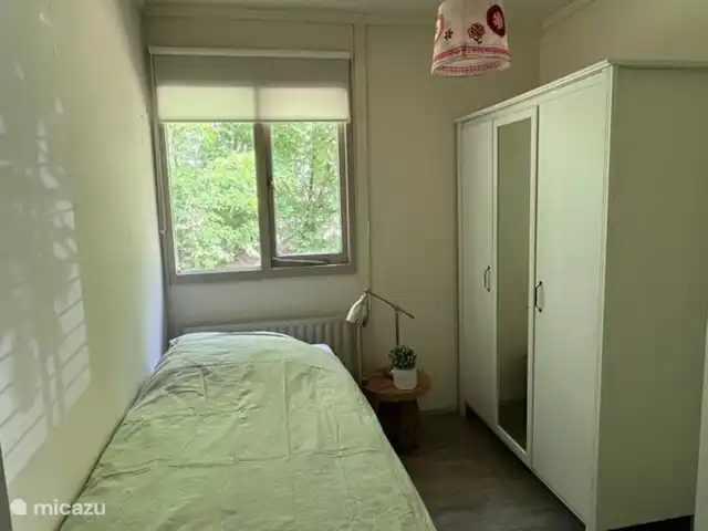 Casa del bosque Twente en Países Bajos, Overijssel, Denekamp - bungaló segundo dormitorio con gran armario, junto al borde del bosque