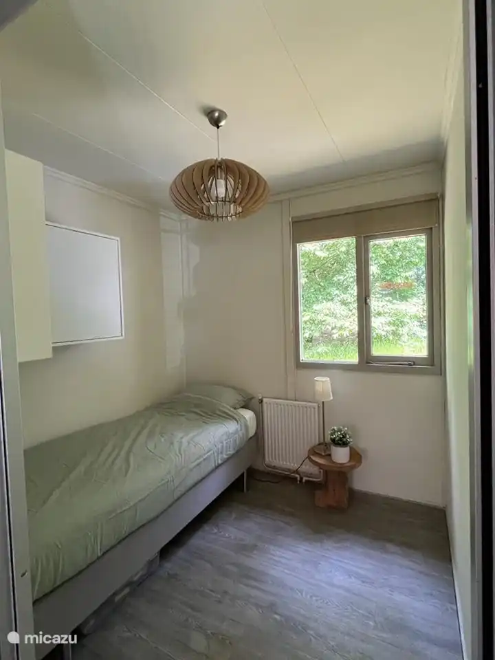 derde slaapkamer met twee kastjes, grenzend aan de bosrand