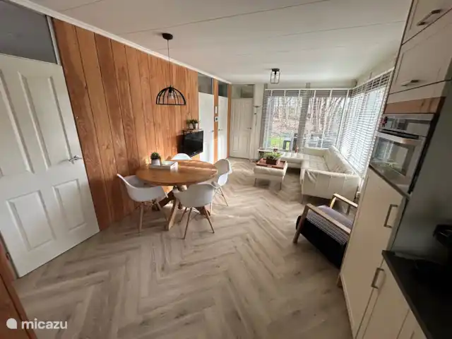 Casa del bosque Twente en Países Bajos, Overijssel, Denekamp - bungaló sala-comedor con mucha luz y vista al jardín