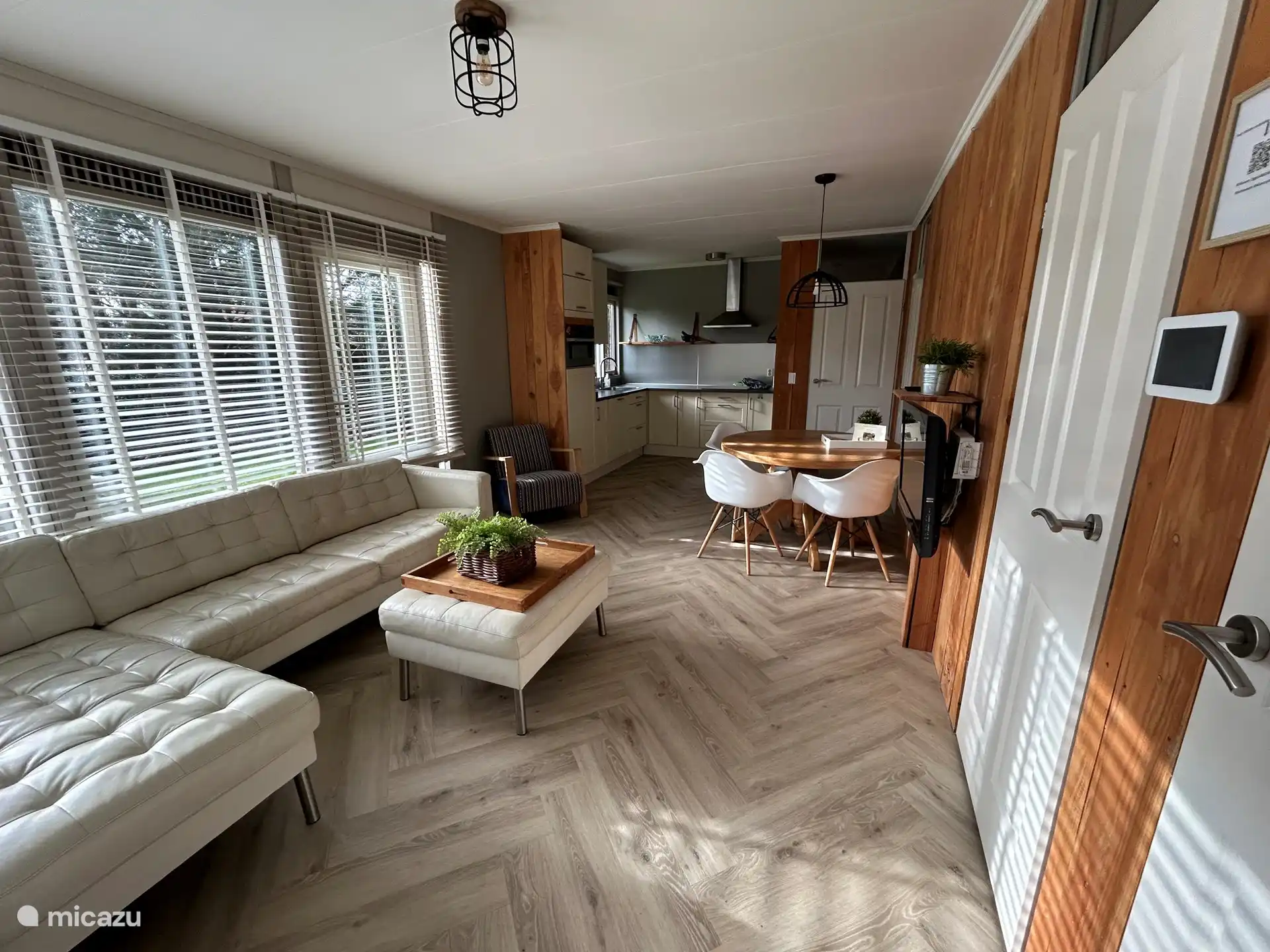 woon/eetkamer met tv ziggo abonnement, wifi en chromecast