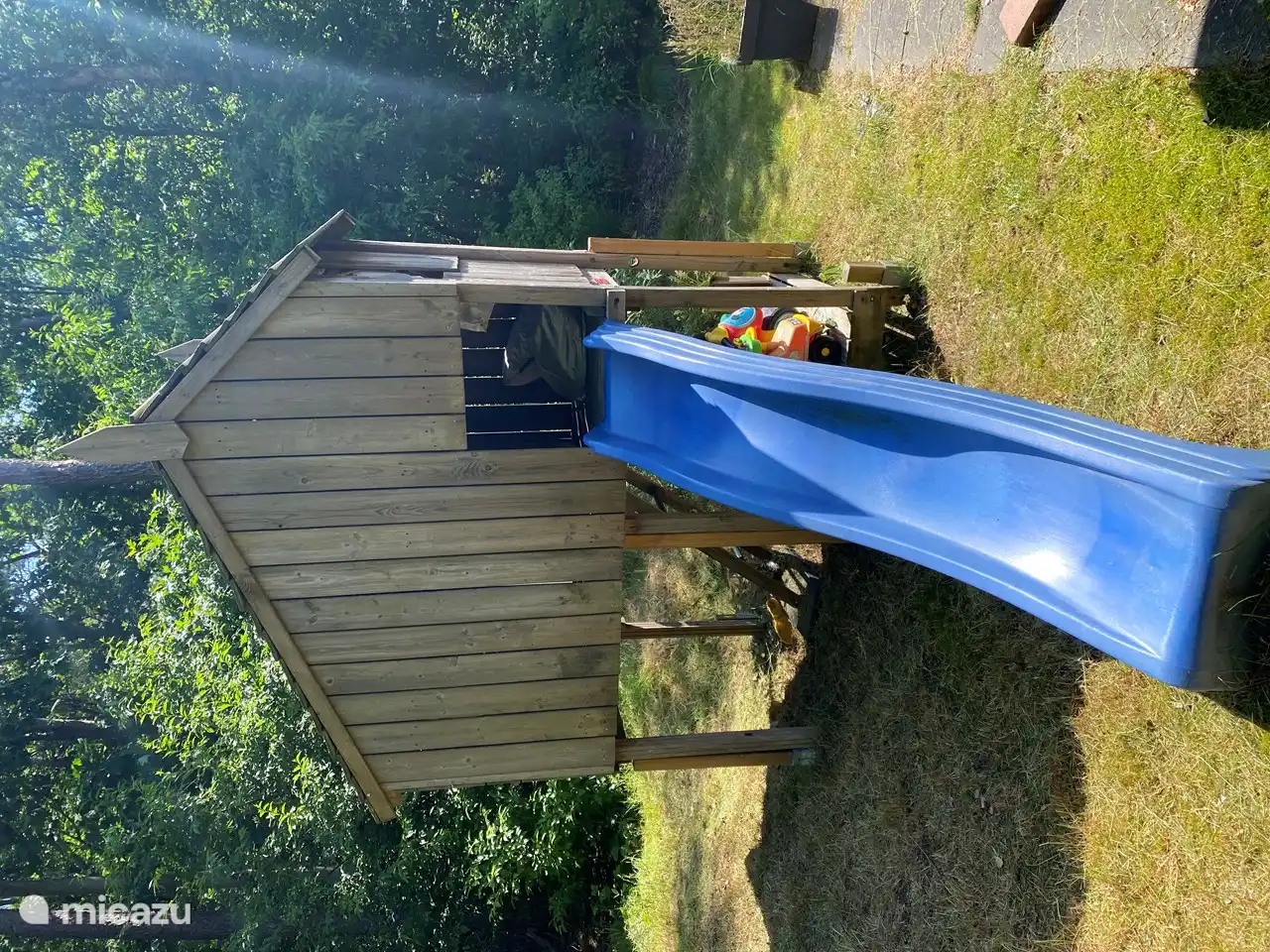 kinderspeelhuisje met glijbaan, zandbak en kinderspeelgoed