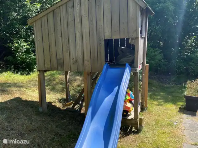 Casa del bosque Twente en Países Bajos, Overijssel, Denekamp - bungaló casa de juegos para niños con tobogán, arenero y juguetes para niños