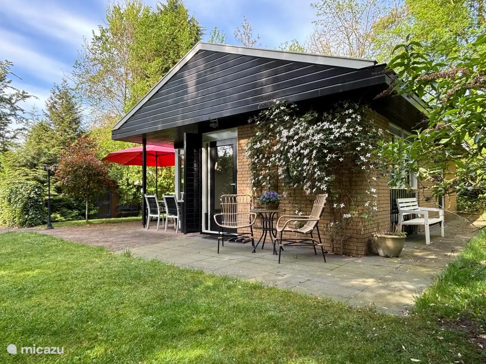 voorzijde huisje met uitzicht op het bos