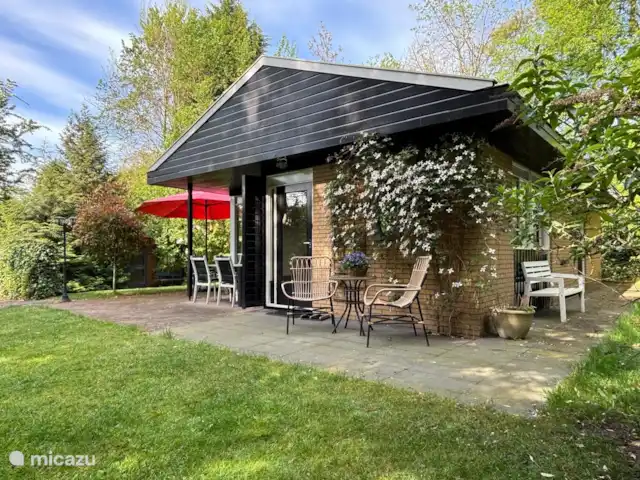 Casa del bosque Twente en Países Bajos, Overijssel, Denekamp - bungaló frente de la casa con vista al bosque