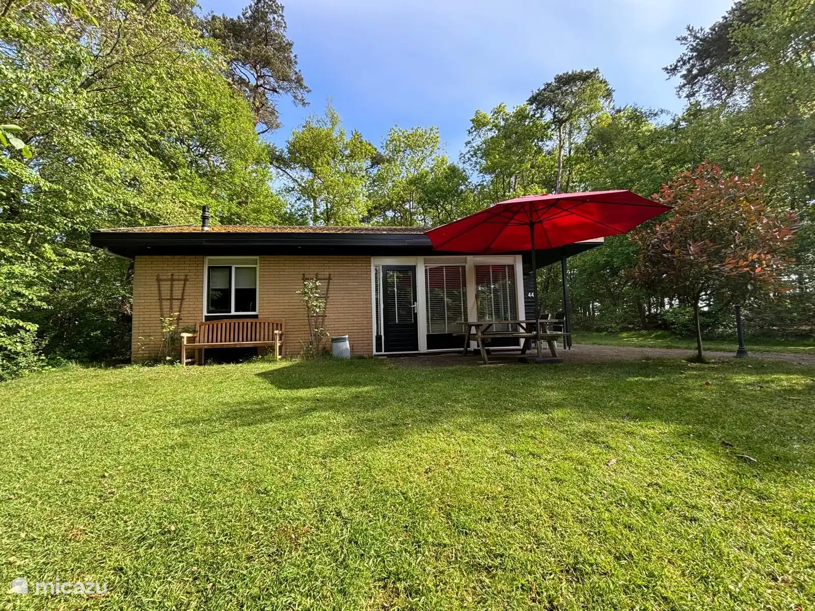 huisje zuidzijde met ruime tuin en zitjes