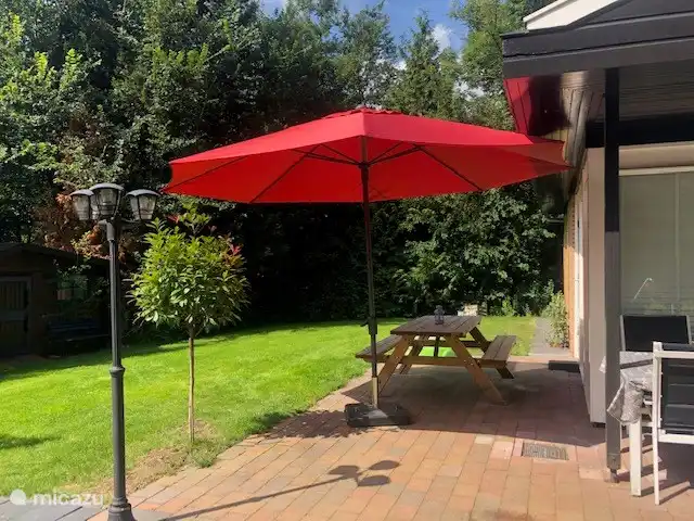 tuin op het zuiden met gezellige picknicktafel