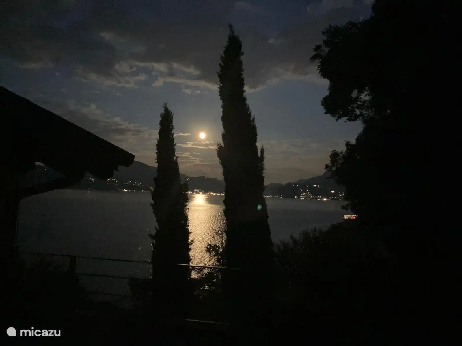 At night with a rising full moon it is clear in the sky. 