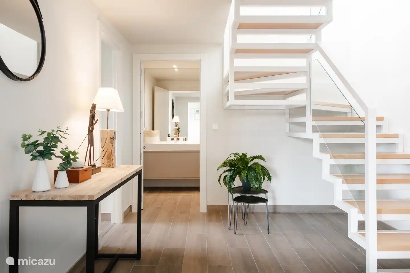 Spacious entrance hall. From here you have direct access to the living room, bedroom, bathroom and the stairs.