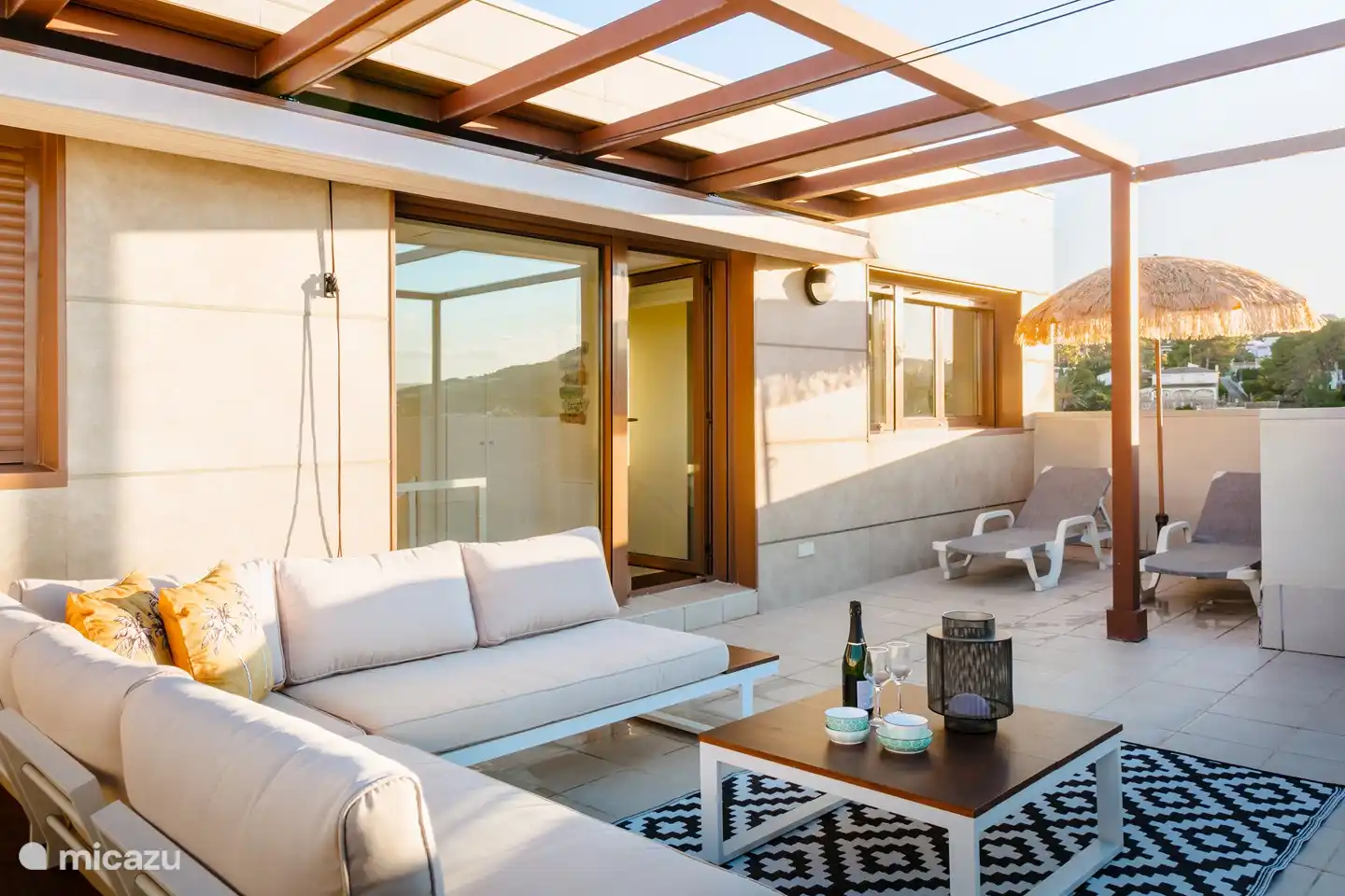 Lovely spacious roof terrace with lounge sofa and sun loungers.