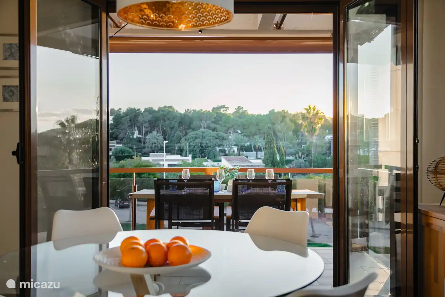 Spacious terrace with gas barbecue, adjacent to the living room with unobstructed view.