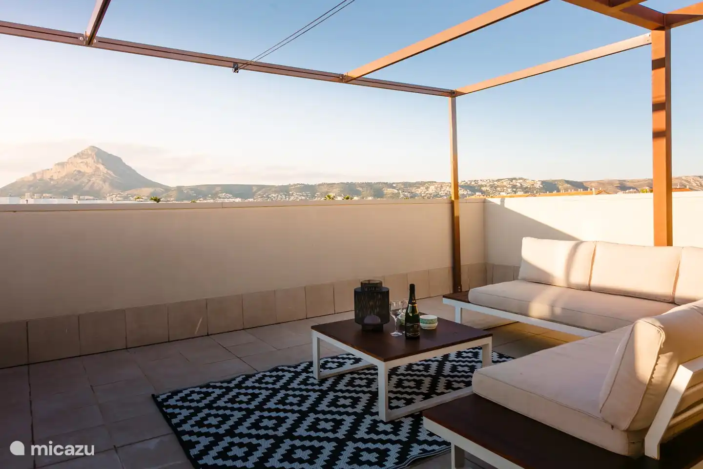Spacious roof terrace with lounge sofa and two sunbeds. Panoramic views of both the Montgo and Cap San Antonio.