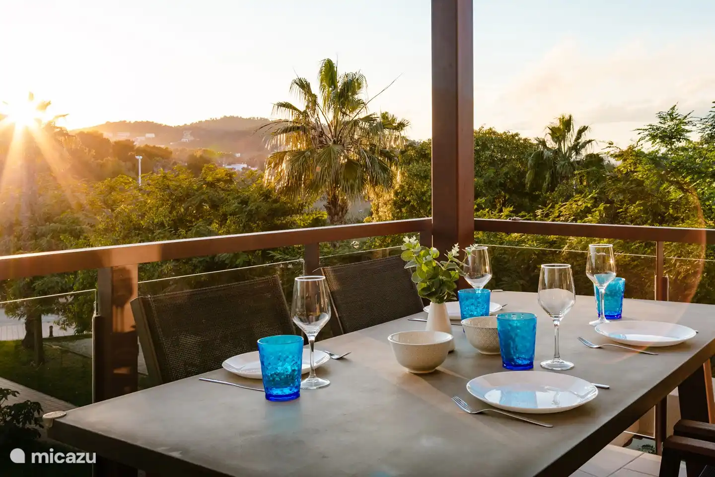 Have lunch/dinner on the spacious balcony with a view of the Montgo.