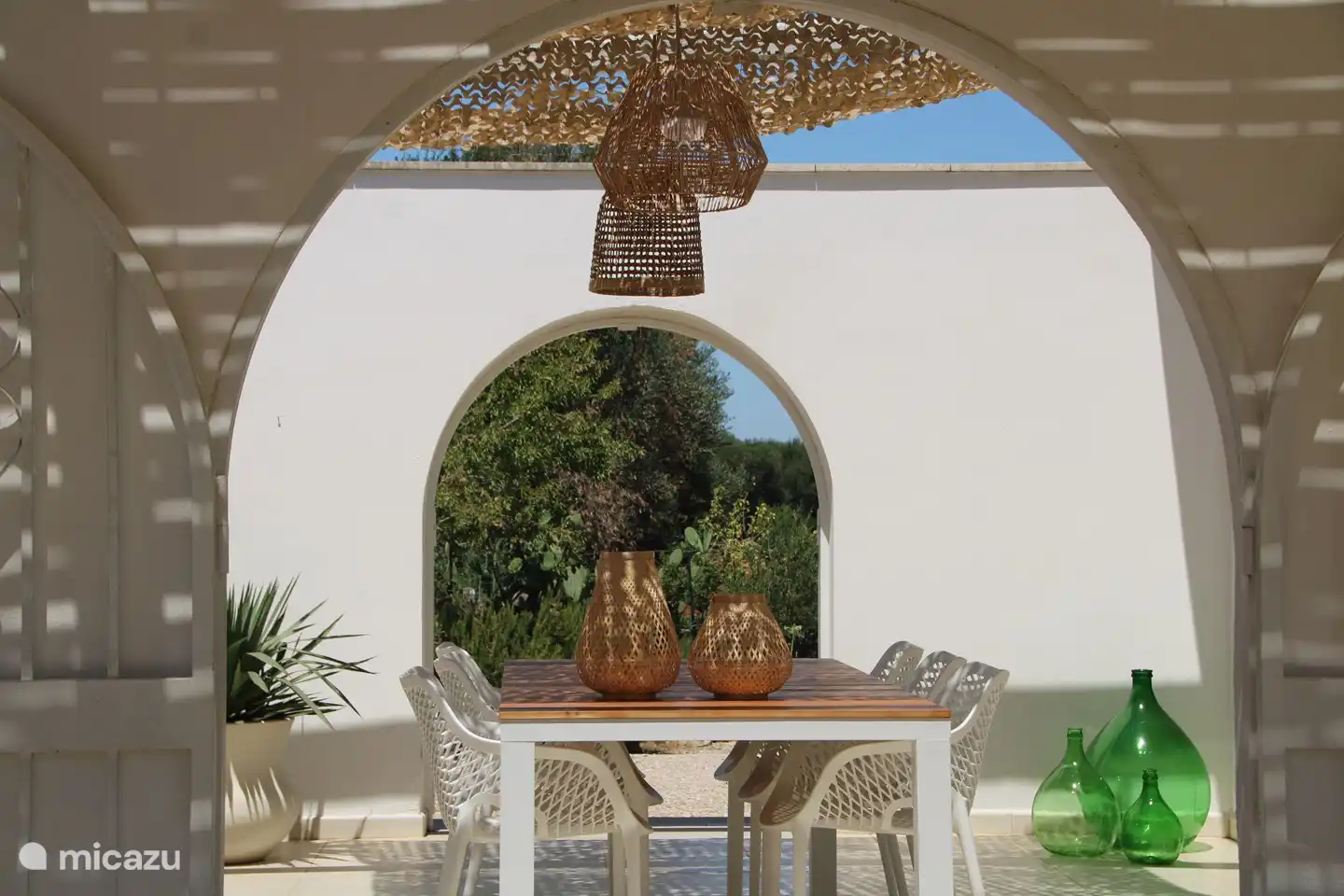 Patio with barbecue and dining table