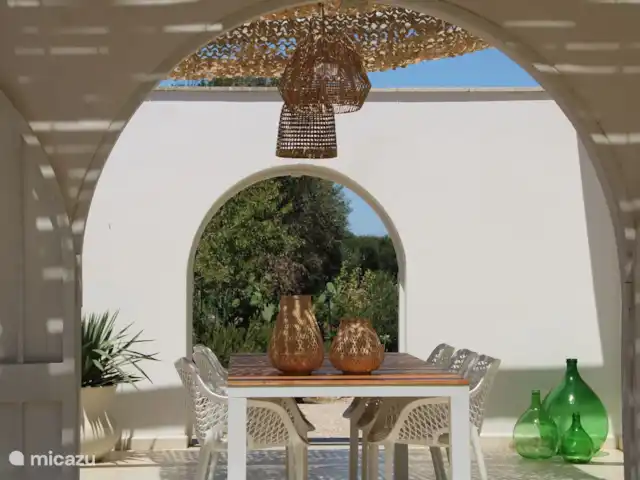 vakantiehuis huren in Italië, Apulië (Puglia), San Vito dei Normanni – Villa Pera - privé zwembad 10x5 m Patio met barbecue en eettafel
