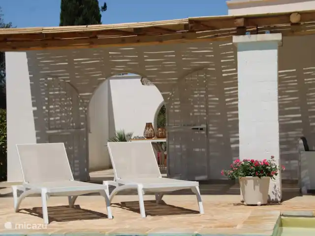 vakantiehuis huren in Italië, Apulië (Puglia), San Vito dei Normanni – Villa Pera - privé zwembad 10x5 m Heerlijk relaxen bij het zwembad