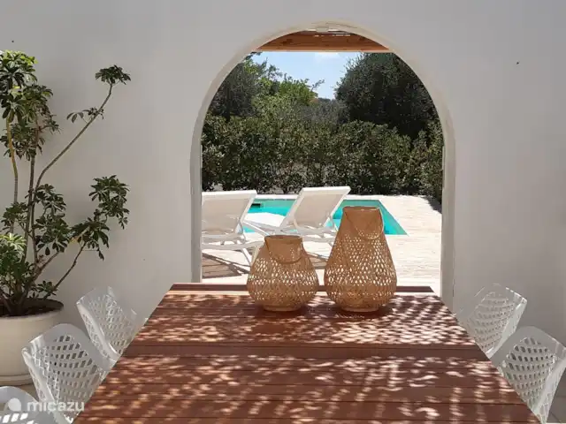 vakantiehuis huren in Italië, Apulië (Puglia), San Vito dei Normanni – Villa Pera - privé zwembad 10x5 m Patio met blik richting het zwembad