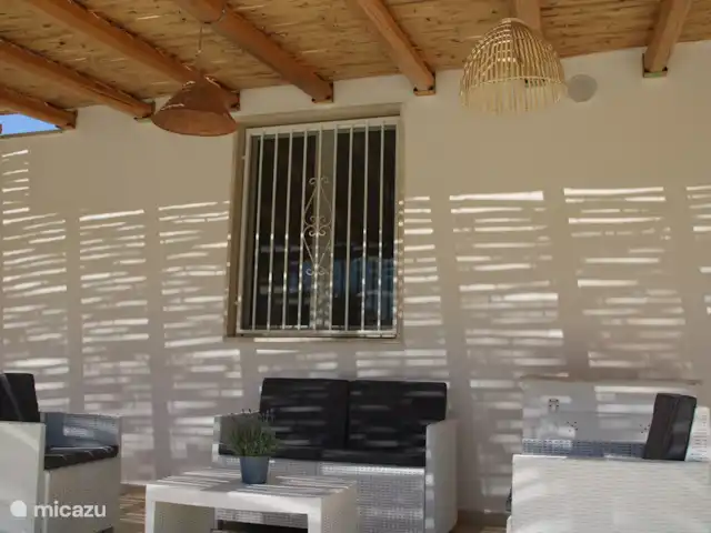 vakantiehuis huren in Italië, Apulië (Puglia), San Vito dei Normanni – Villa Pera - privé zwembad 10x5 m Zithoek onder de pergola bij het zwembadterras
