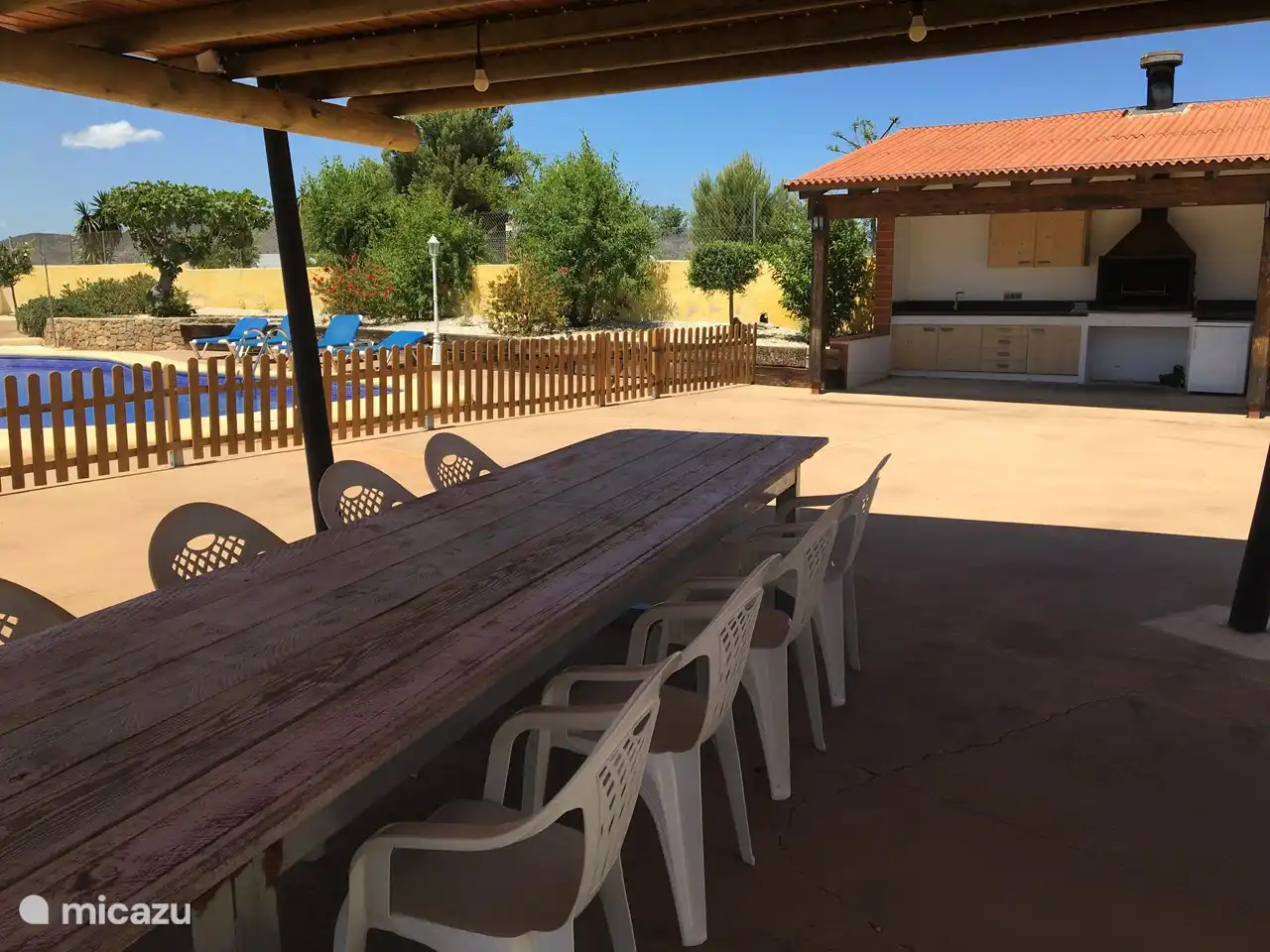 Outdoor kitchen and BBQ