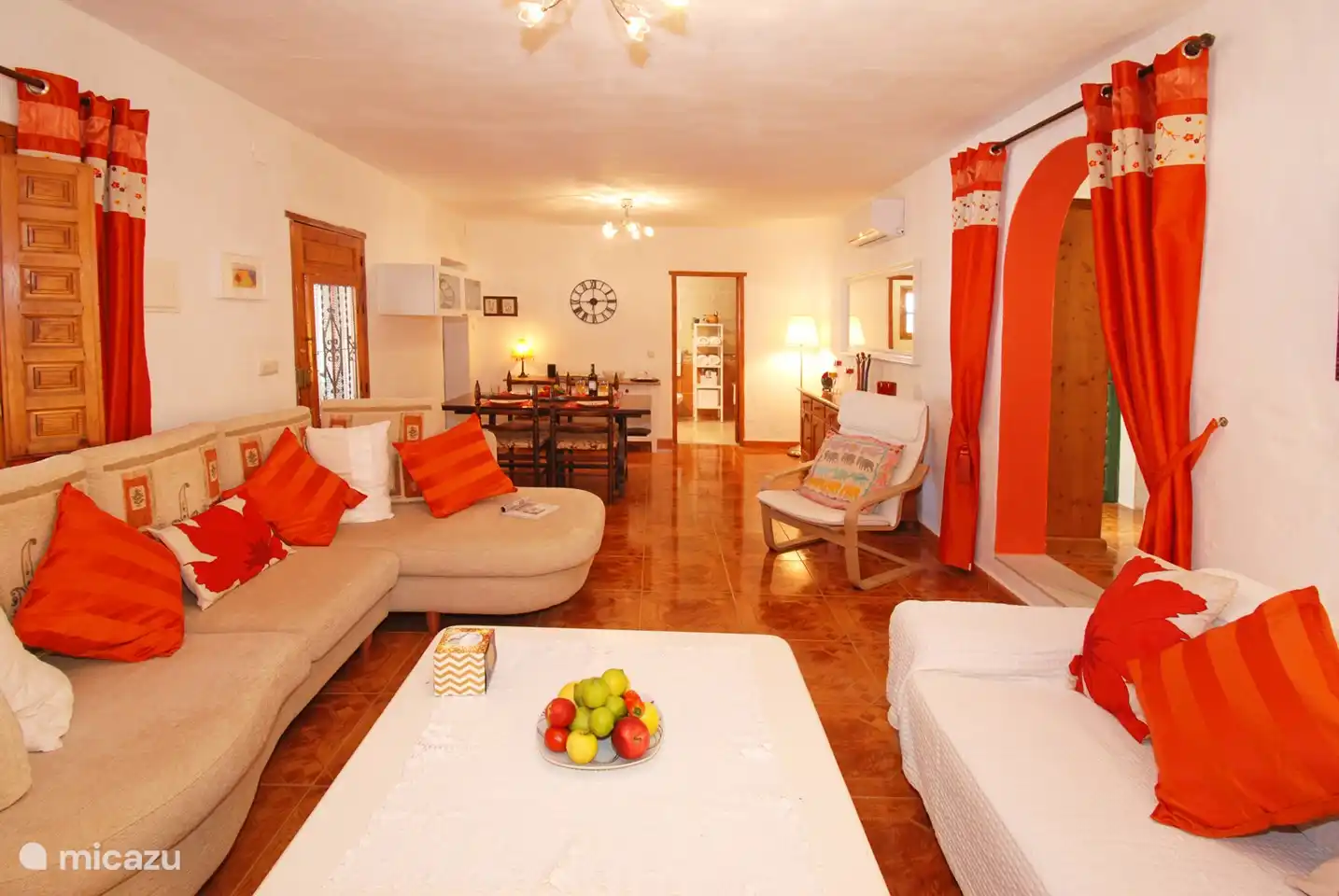 Das geräumige Wohnzimmer mit gemütlichen Sitzecken.