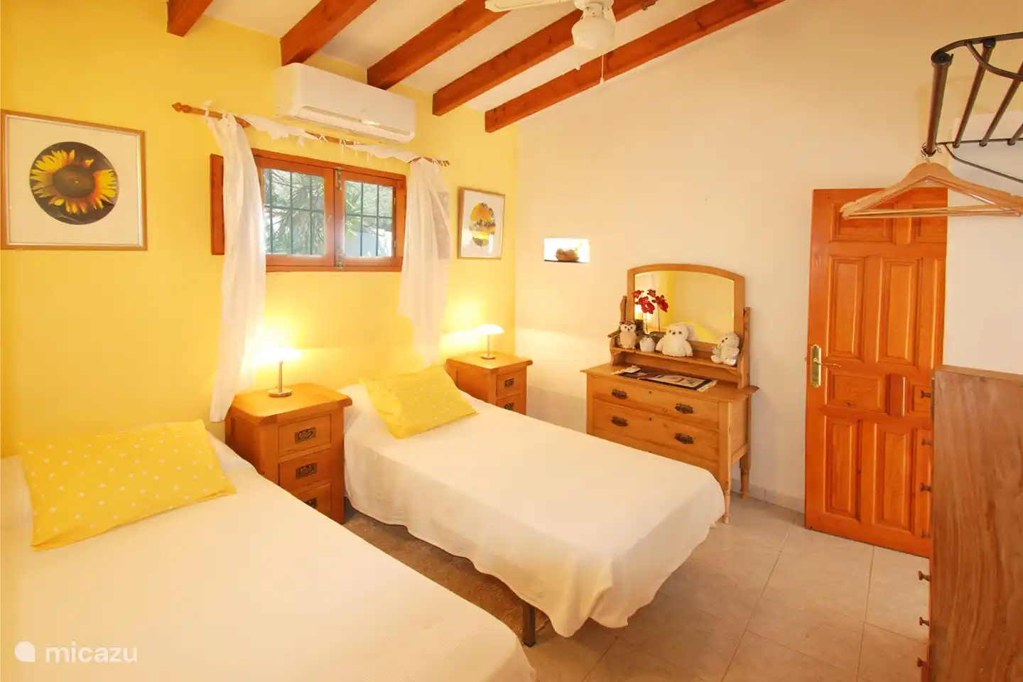 Dieses Schlafzimmer bietet Durchgang zum anderen. Es gibt 2 Einzelbetten.