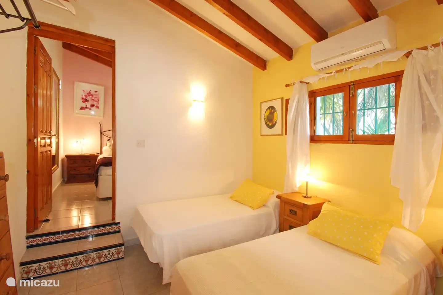 Alle Fenster haben Fliegengitter.