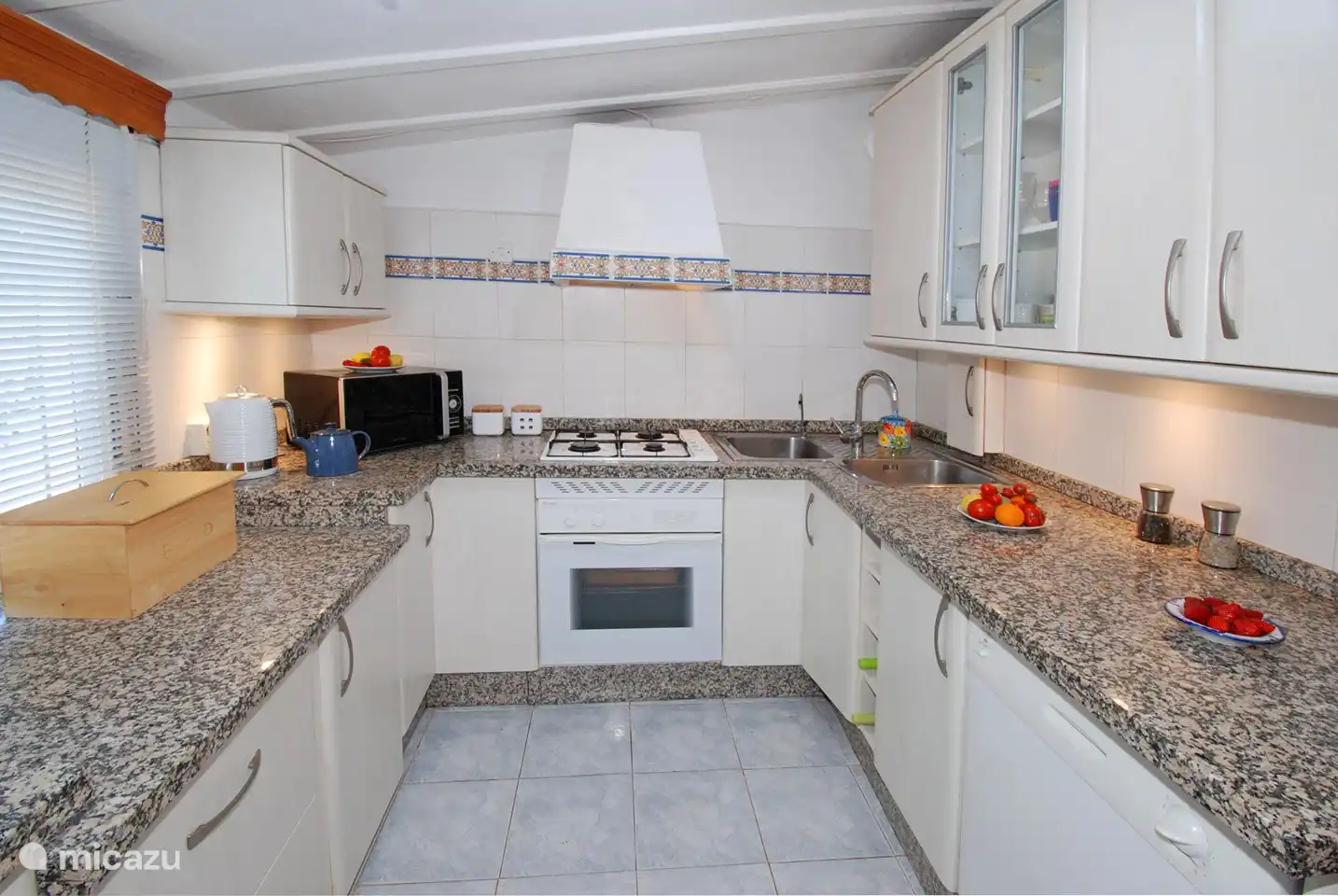 Alle Küchenutensilien sind vorhanden und es gibt eine Spülmaschine.