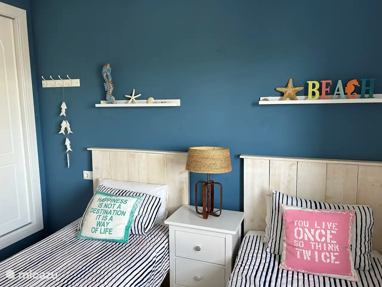 Zweites Schlafzimmer im Erdgeschoss mit Klimaanlage, Ventilator und Einbauschrank