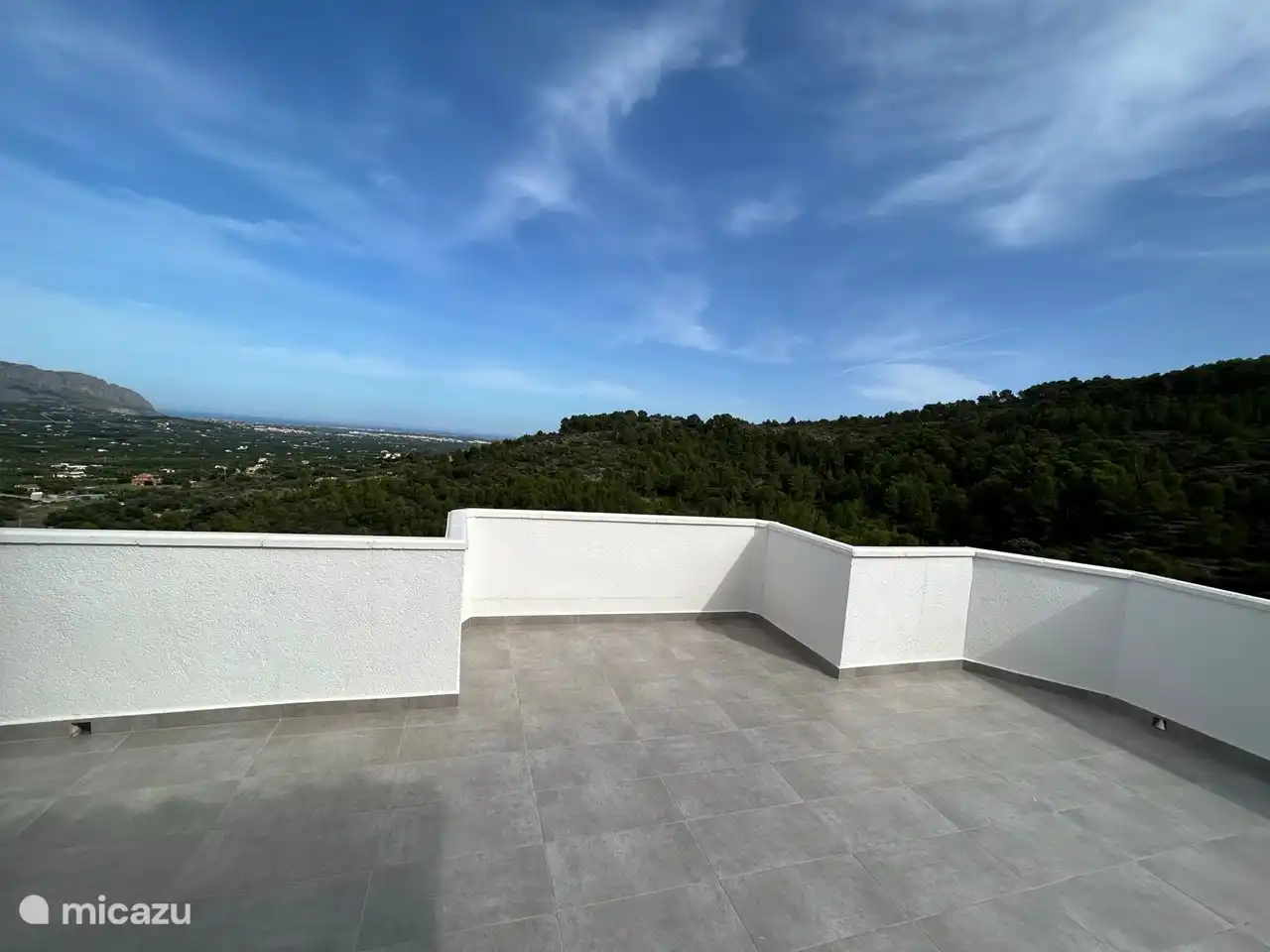 Die gro&#223;z&#252;gige Dachterrasse