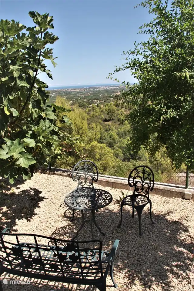 Garten mit Obstb&#228;umen und Sitzgelegenheiten