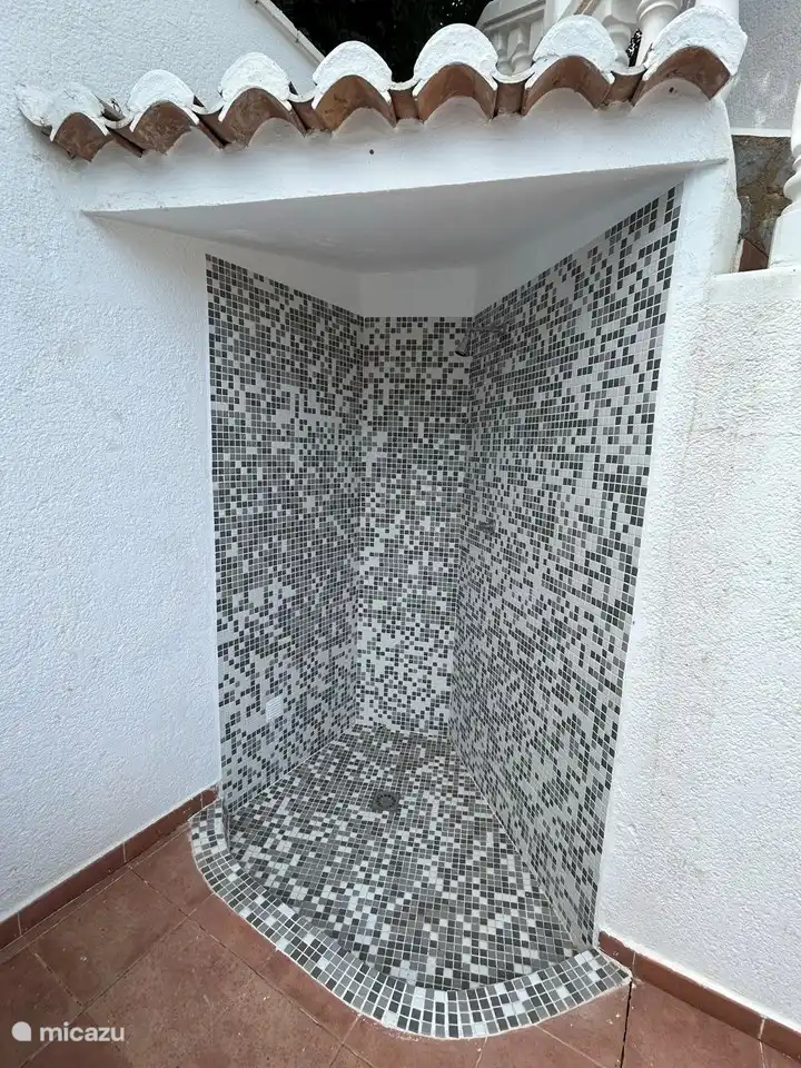 Au&#223;endusche am Pool