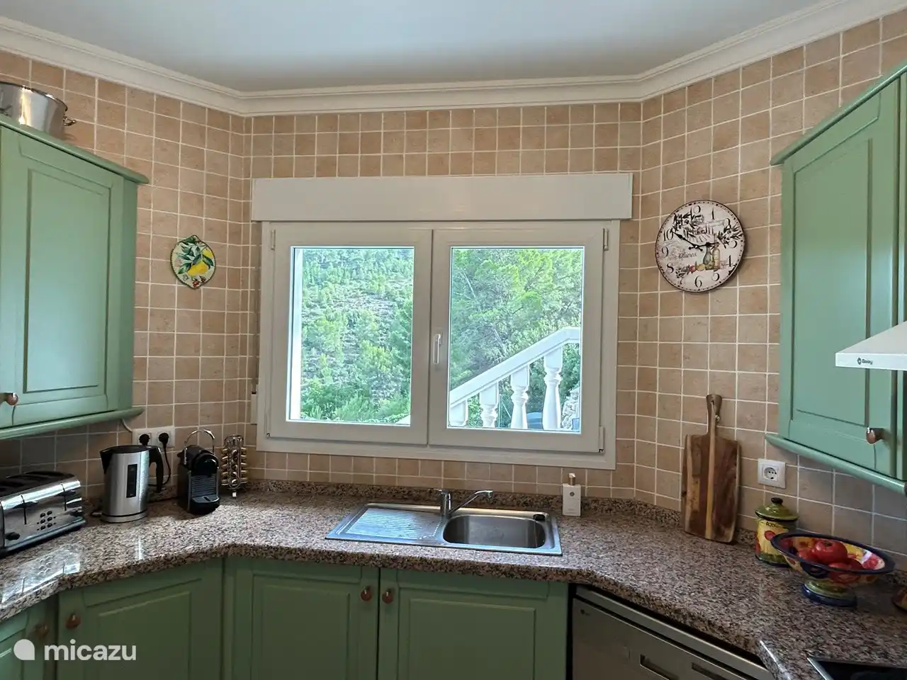 Sehr gut ausgestattete K&#252;che: gro&#223;er K&#252;hlschrank mit Gefrierfach, Backofen, Geschirrsp&#252;ler, Mikrowelle, Nespresso-Kaffeemaschine, Toaster, viele gute Messer, Geschirr und Besteck