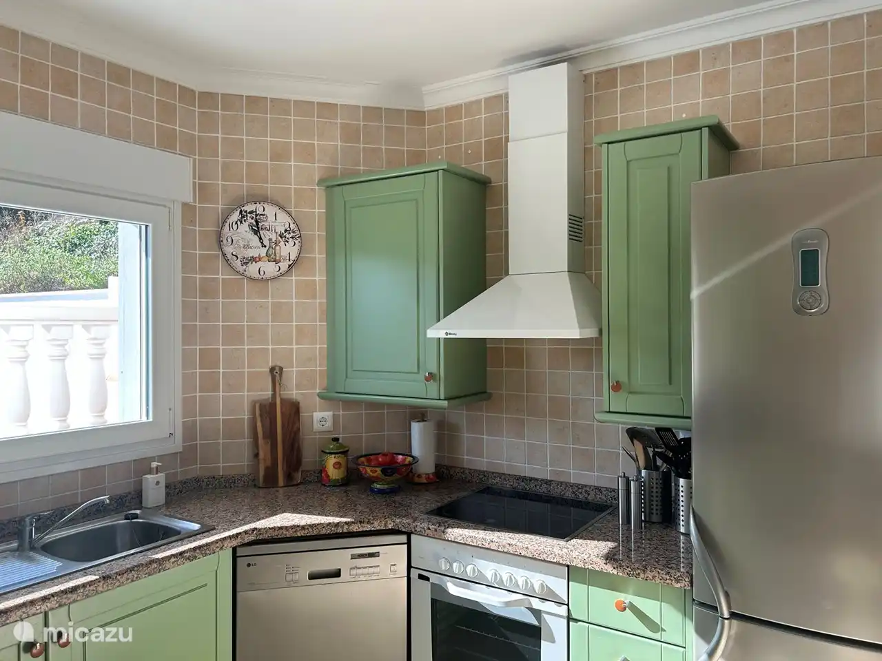 K&#252;che mit Blick auf den Pool