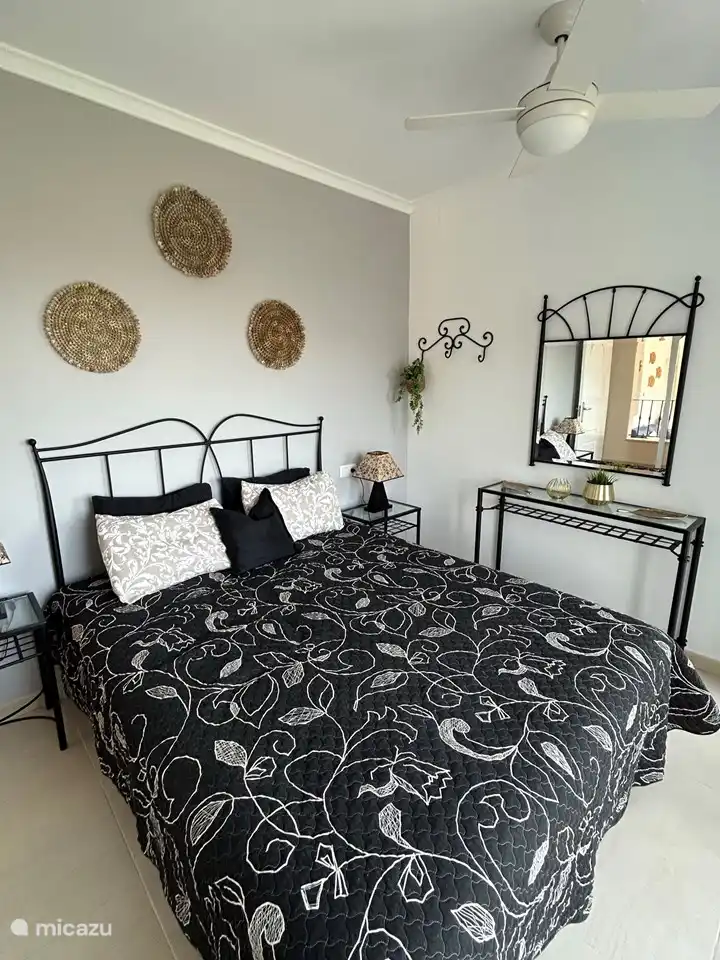 Schlafzimmer im Erdgeschoss mit Klimaanlage, Ventilator und Einbauschrank