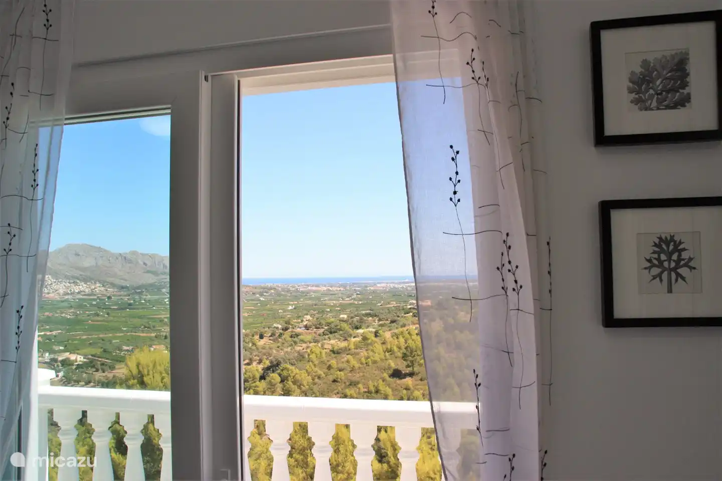 Blick auf das Tal vom Schlafzimmer im Erdgeschoss mit Schiebet&#252;r