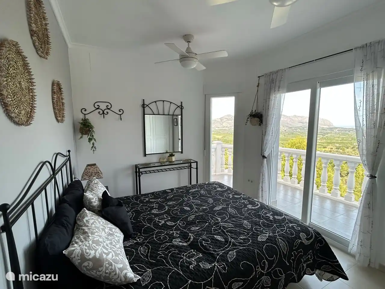 Wachen Sie mit einer wunderbaren Aussicht im Schlafzimmer im Erdgeschoss auf