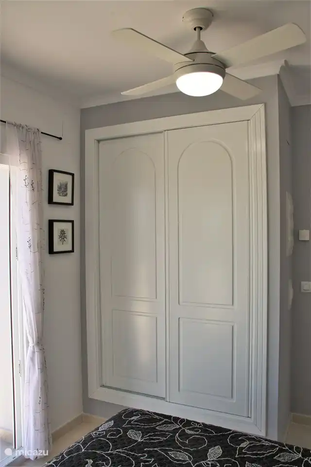 Einbauschrank im Schlafzimmer im Erdgeschoss