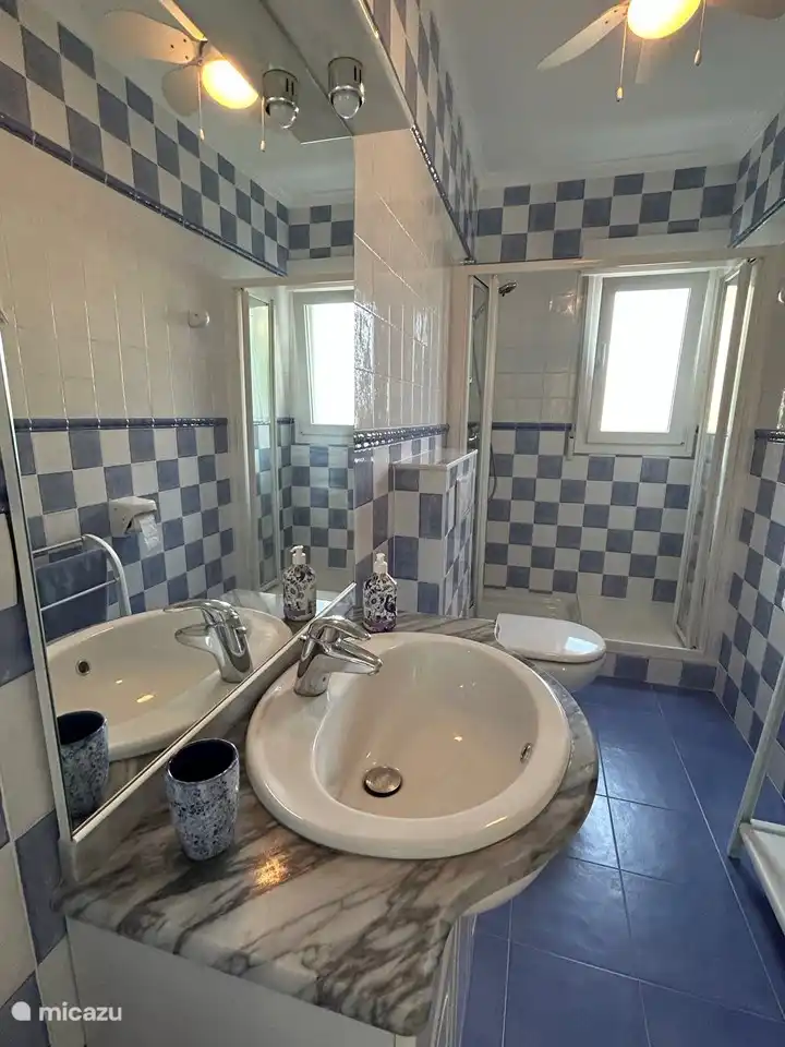 Badezimmer im Erdgeschoss mit Dusche und WC