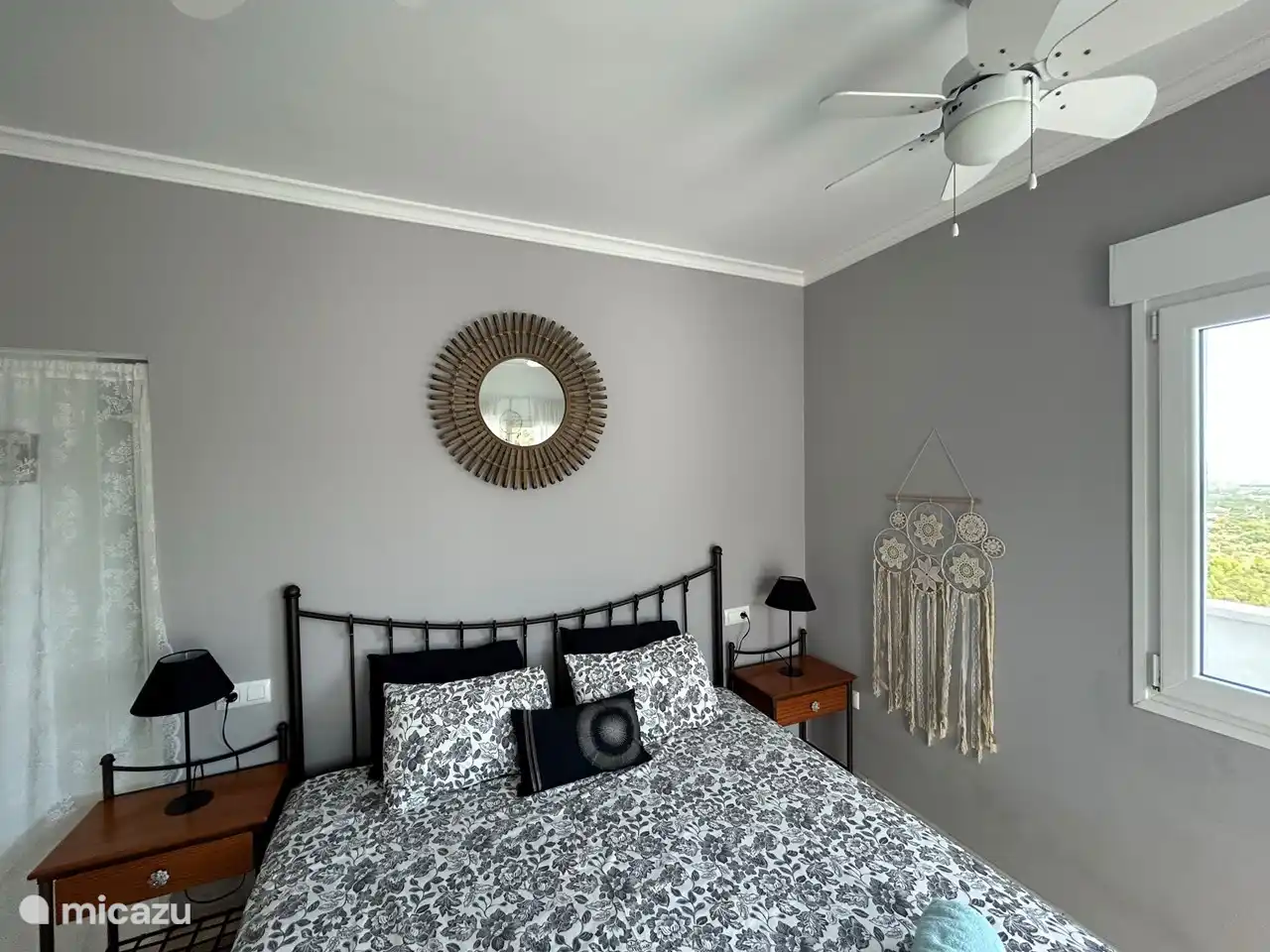 Schlafzimmer im Obergeschoss mit Klimaanlage und Ventilator