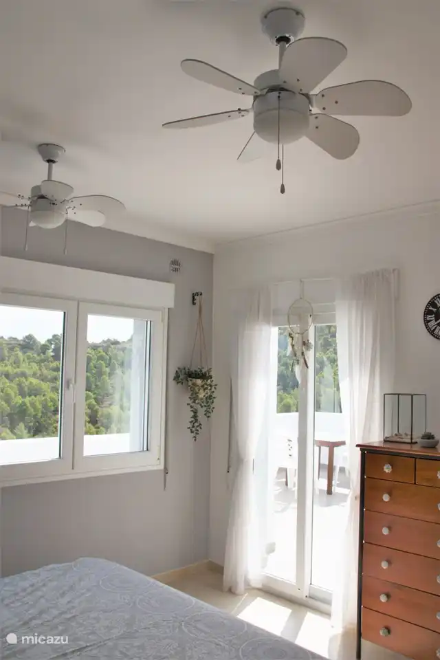 Das Schlafzimmer im Obergeschoss hat durch eine Schiebet&#252;r Zugang zur Dachterrasse