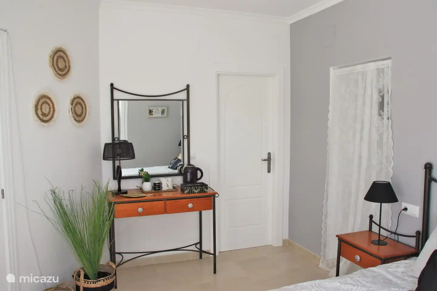 Das Schlafzimmer im Obergeschoss verf&#252;gt &#252;ber ein eigenes Bad und einen begehbaren Kleiderschrank. Wasserkocher im Zimmer.