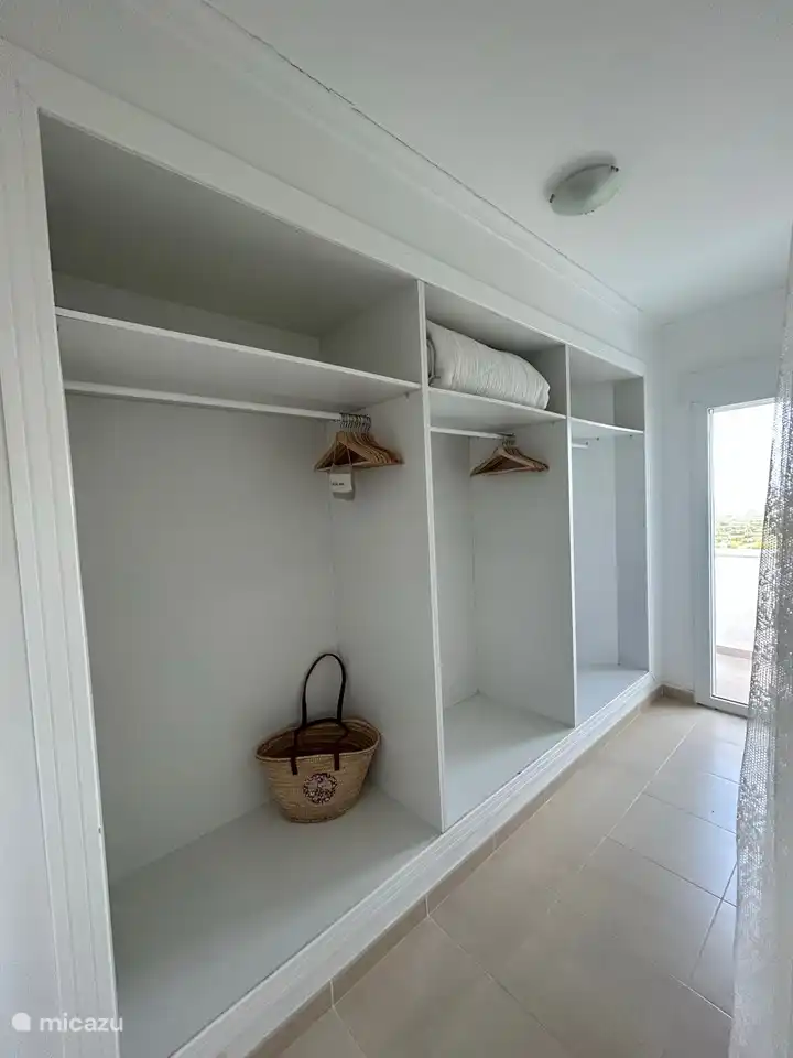 Begehbarer Kleiderschrank im Schlafzimmer im Obergeschoss mit Ganzk&#246;rperspiegel