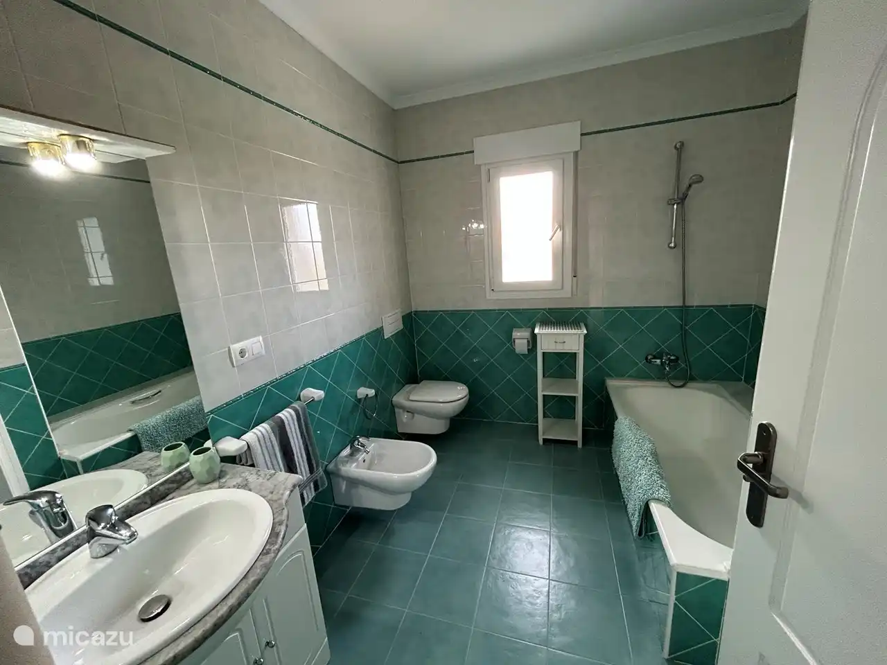 Badezimmer im Obergeschoss mit ebenerdiger Dusche, Badewanne, Bidet und Toilette