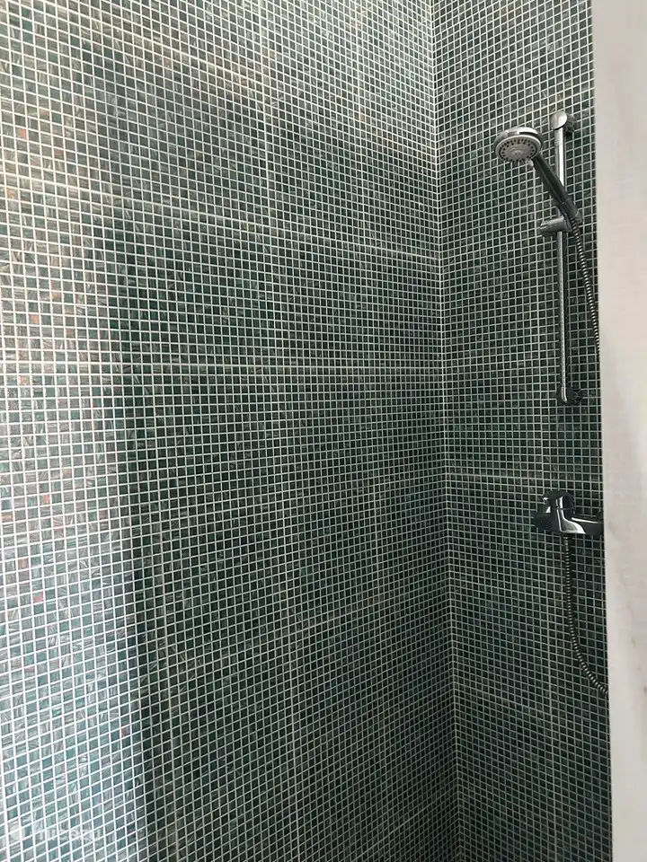 Ger&#228;umige begehbare Dusche im Badezimmer im Obergeschoss