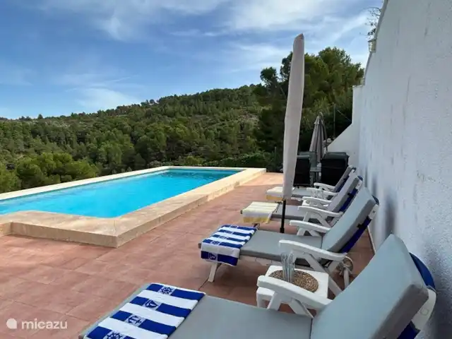 Casa Rena huren in Spanje, Costa Blanca, Orba - villa 4 grote ligbedden met kussens bij het terras en eettafel set