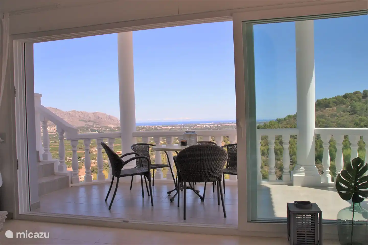 Blick von der schattigen Terrasse am Wohnzimmer auf das Meer, die Berge und das Orangental von Orba