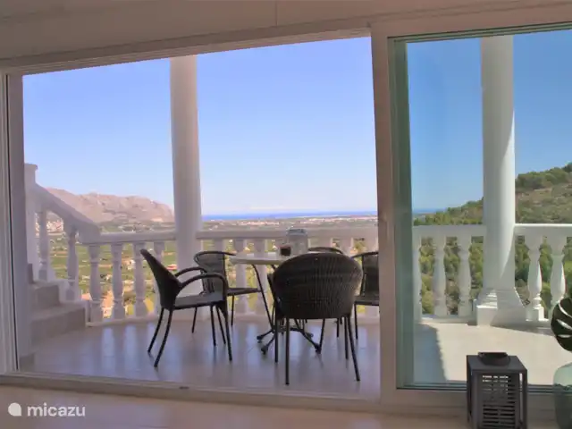 Casa Rena huren in Spanje, Costa Blanca, Orba - villa Uitzicht vanaf het schaduwterras bij de huiskamer over de zee, bergen en de sinasappelvallei van Orba