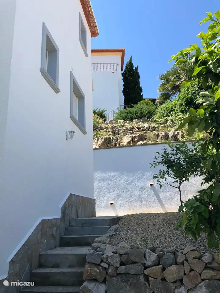 Garten mit W&#228;scheleine und Obstb&#228;umen, separater Abstellraum mit Waschmaschine