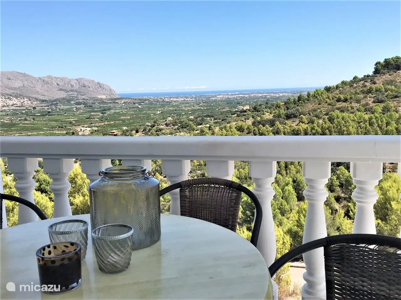 Leckeres Fr&#252;hst&#252;ck in der Sonne auf der Terrasse neben dem Wohnzimmer