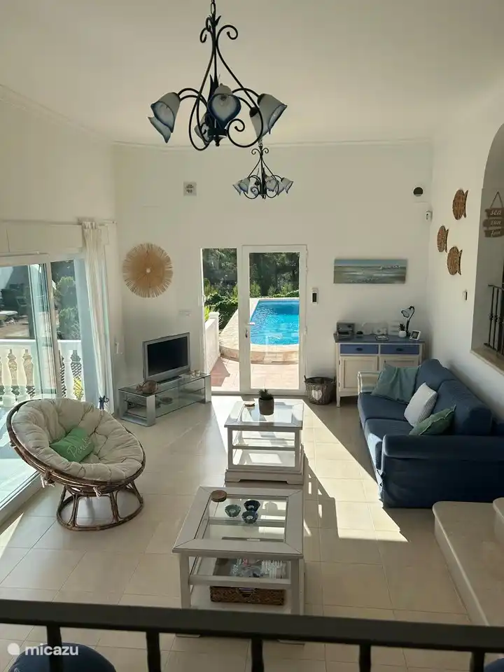 Wohnzimmer mit Klimaanlage, zwei gro&#223;en Sofas und einem Loungesessel